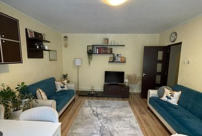 Apartament cu 3 camere decomandat, mobilat în Vitan