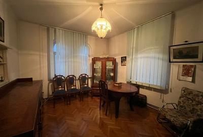 Apartament cu 12 camere semidecomandat, mobilat în Parcul Carol