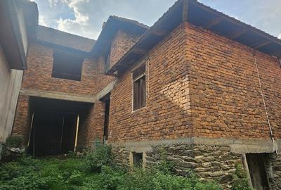 Casa de vacanta in rosu + 6400 mp teren - 1