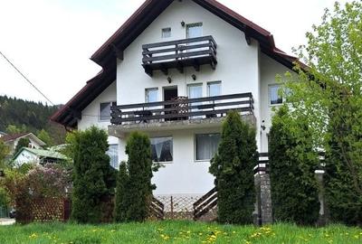 Casă individuală cu 8 camere în Central