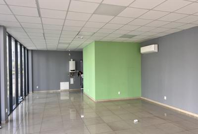 Spatiu comercial modern stradal cu vitrine mari - 1