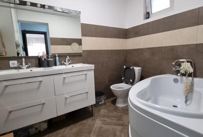 Casă individuală cu 6 camere cu Canalizare în Central - 11