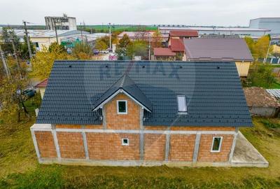 Casa la rosu cu teren generos, 500 mp, situata pe strada Ostasului - 14