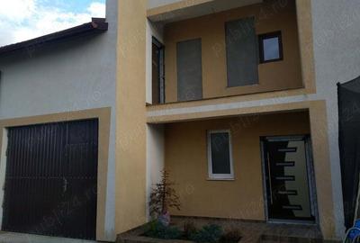 Casă cu 4 camere cu Teren 900 Mp în Central
