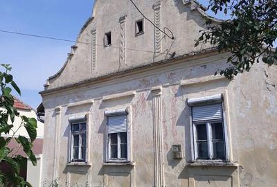 Casă cu 5 camere cu Teren 2845 Mp în Central - 2