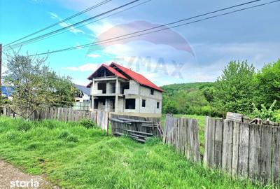 Casă cu 6 camere cu Teren 1476 Mp în Strugari - 1