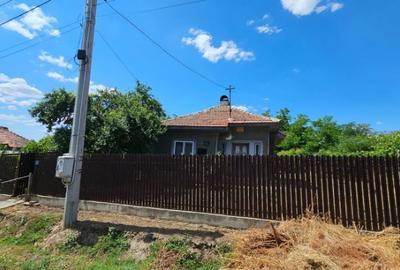 Casa la curte lângă balta Mostistea