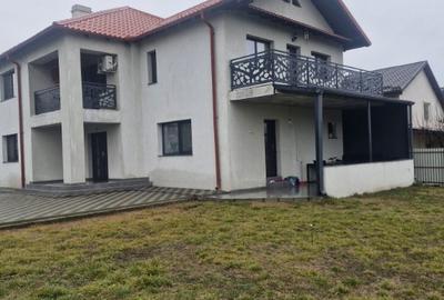 Casă cu 5 camere cu Teren 900 Mp în Central - 1