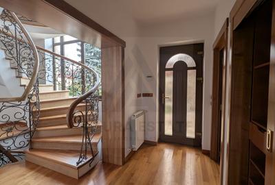 Casă individuală cu 7 camere cu Canalizare în Central - 1