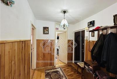 Ap decomandat, 3 camere, 2 balcoane si pivnita - V. Aaron - 18