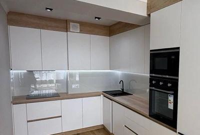 Garsonieră decomandată în Titan