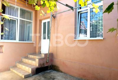Apartament la casa 2 camere 52 mp si gradina 60 mp Central Cisnadie