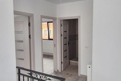 Casă cu 4 camere cu Canalizare în Lumina - 5