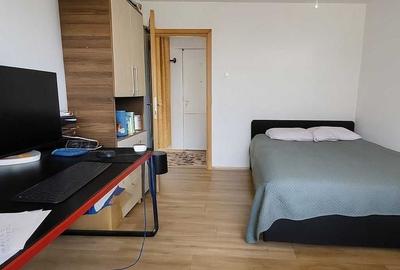 Apartament cu 4 camere semidecomandat, mobilat în Moșilor