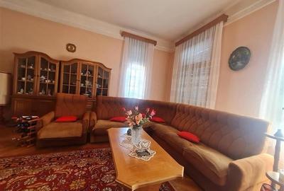 Poveste saseasca la umbra vitei de vie, cu crama si gradina cu flori, Central Co - 16