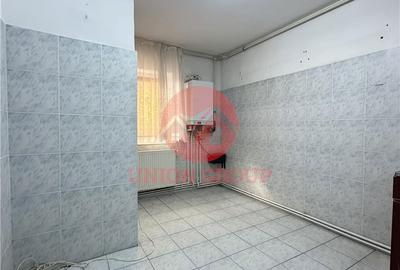Apartament cu 4 camere decomandat în Km 4 - 13
