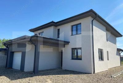 Casă cu 4 camere cu Garaj în Cihei