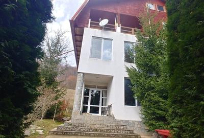 Casă individuală cu 8 camere în Breaza