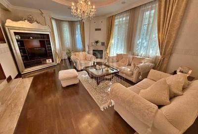 Casă cu 8 camere în Zorilor