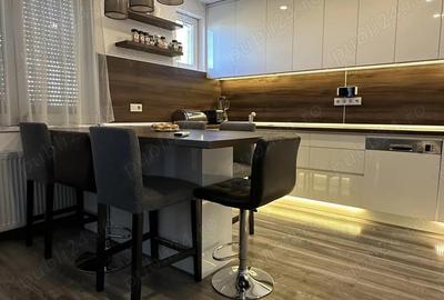 Apartament de vanzare, modern, cu 4 camere, garaj ?i curte