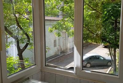 Apartament cu 3 camere decomandat în Soarelui