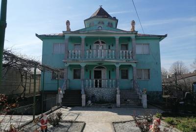 Casă cu 11 camere cu Canalizare în Central - 1