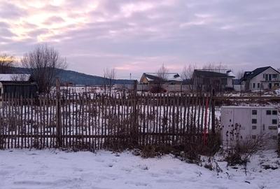 Lot de teren cu toate utilitatile intre case locuite - 11