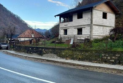 Casa la rosu cu utilitati si teren generos - 9