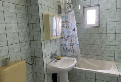 Apartament cu 3 camere semidecomandat în Aronești
