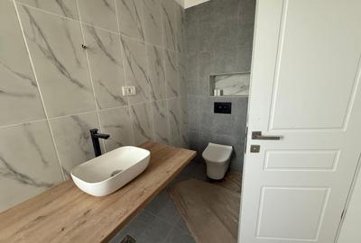 Apartament cu 2 camere semidecomandat, mobilat în Km 5 - 22