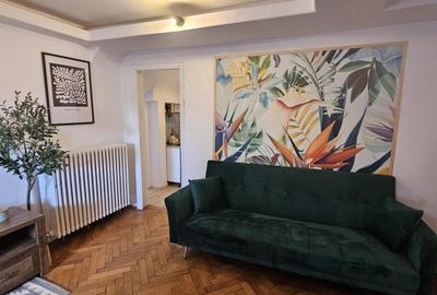 Apartament cu 3 camere semidecomandat, mobilat în Calea Victoriei