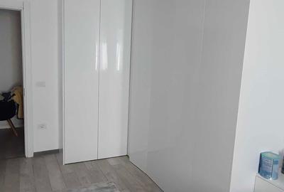 Apartament cu 2 camere decomandat în Tractorul