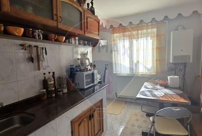 Apartament cu 3 camere, mobilat în Micro 6 - 3