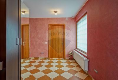 Casă cu 7 camere cu Garaj în Central - 20