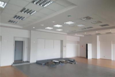 Spațiu comercial, de 530 mp, în Central - 4