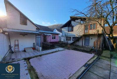 Casă formată din 2 clădiri P+M și P+1 - 8