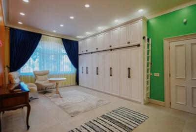 Casă cu 8 camere cu Teren 11880 Mp în Horodnic - 2