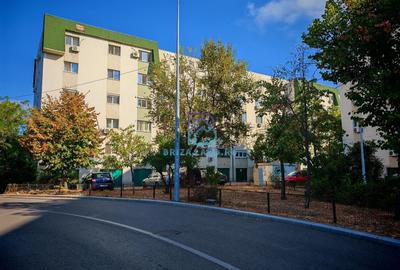 Doamna Ghica, bloc 2002, etaj 3/4, decomandat, doua bai - 1