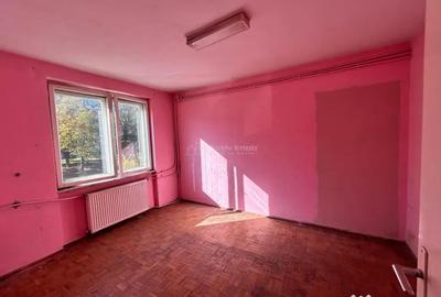 Apartament cu 3 camere semidecomandat în Central