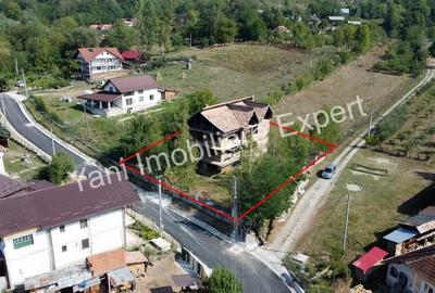 Casă cu 4 camere cu Teren 1000 Mp în Borobănești - 1