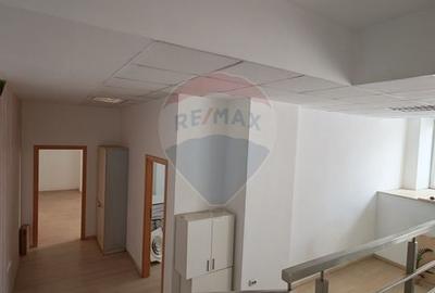 Spațiu comercial, de 140 mp, în Central - 4