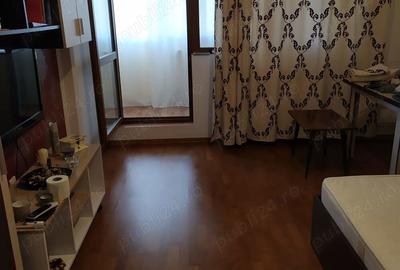 Particular vand apartament 3 camere Cartierul Latin 80mp - 2