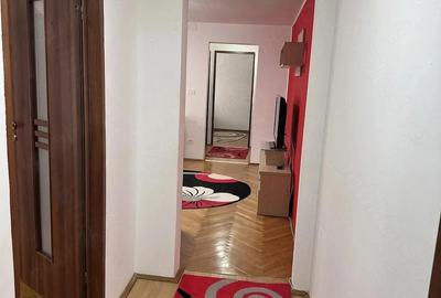 Apartament cu 3 camere semidecomandat în Girocului