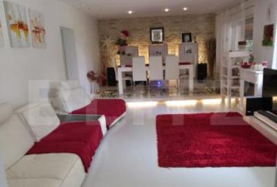 Proprietate Exclusivista: 2 Case, Piscina ?i Teren de Ten - 30