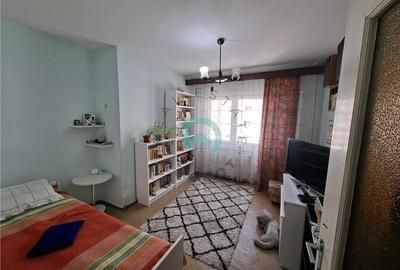 Apartament cu 3 camere semidecomandat în Tractorul - 11