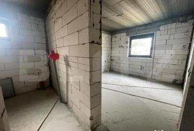 Casă cu 4 camere cu Teren 2341 Mp în Central