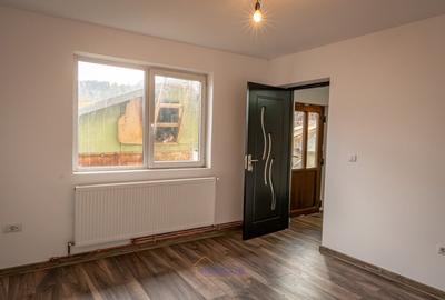 Casă cu 3 camere cu Teren 400 Mp în Comănești - 10