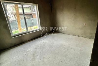 Casă cu Teren 200 Mp în Central - 1