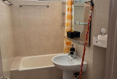 Titan, Auchan Vitan, Bobocica - 1