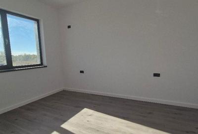 Casă cu 4 camere cu Teren 400 Mp în Domnești - 1